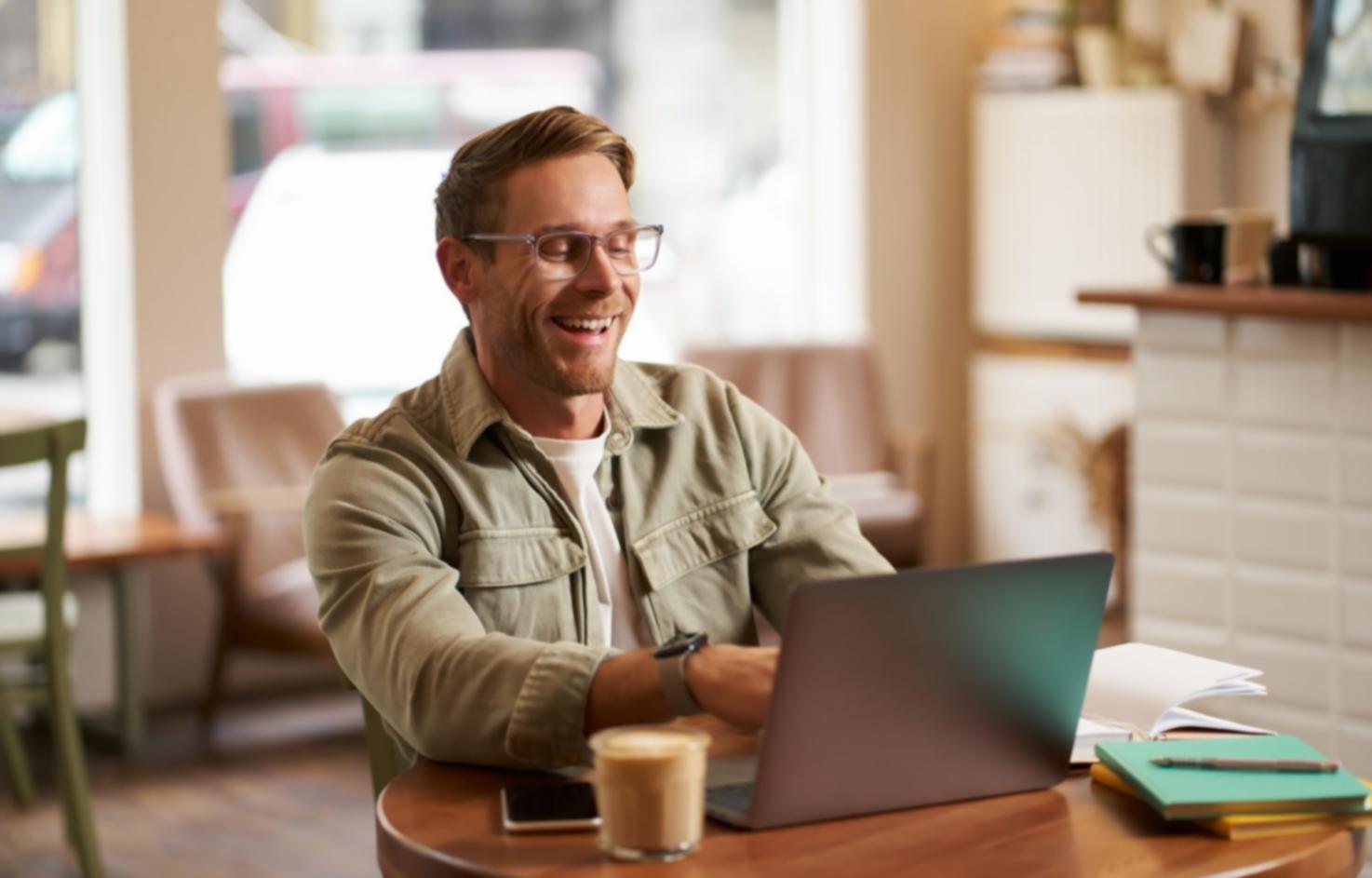 Espace de travail moderne avec documents financiers et ordinateur portable